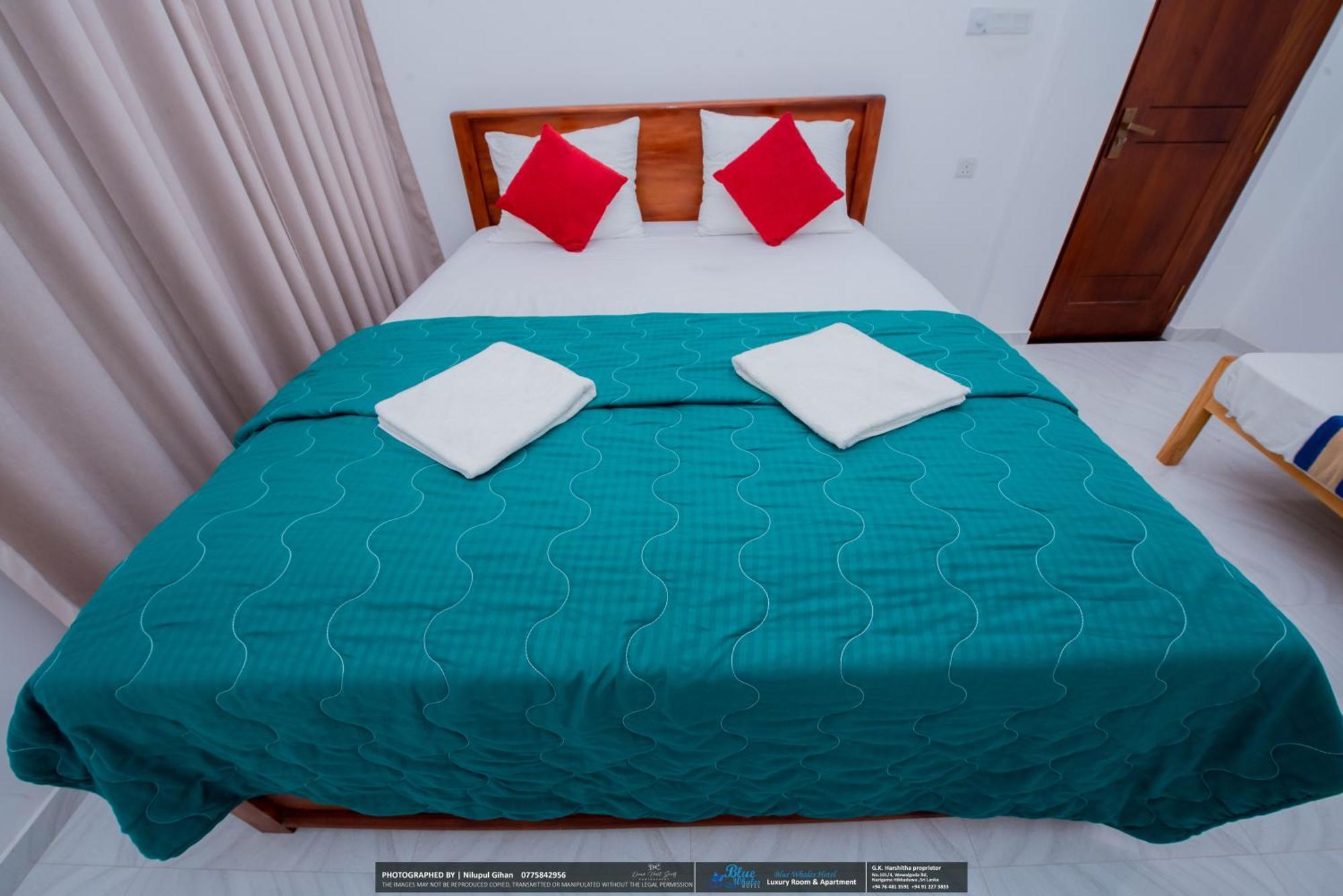 Blue Whales Hotel 히카두와 외부 사진